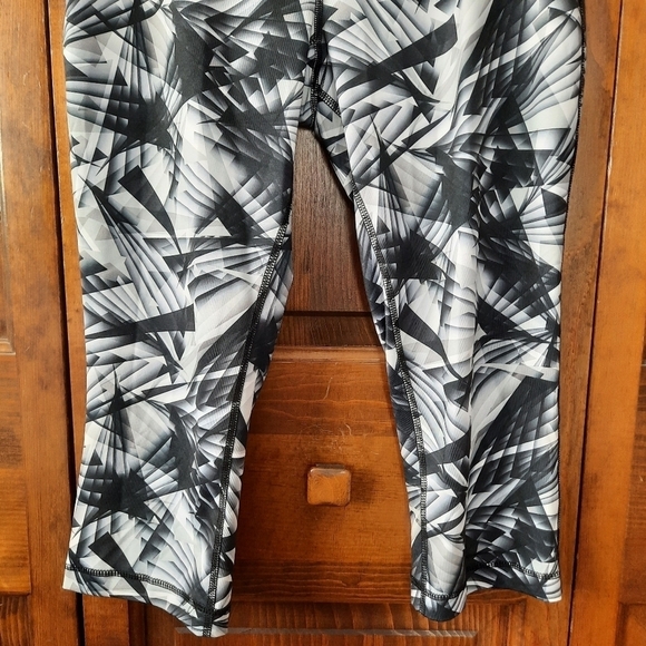 Danskin Now black & white geometric pattern capri length workout gym leggings - Picture 3 of 9